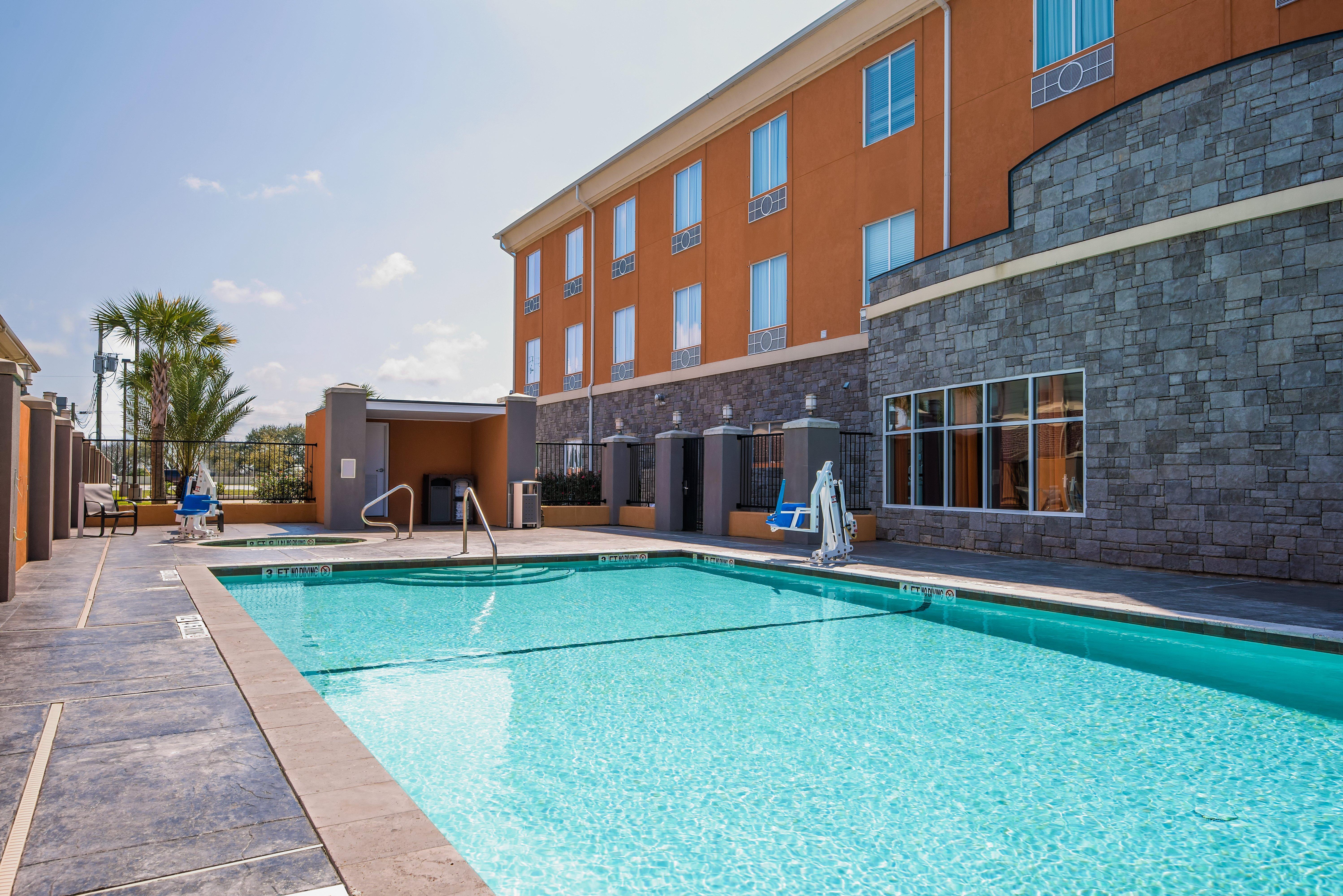 Holiday Inn Express Hotel & Suites Clute-Lake Jackson By Ihg Exterior photo