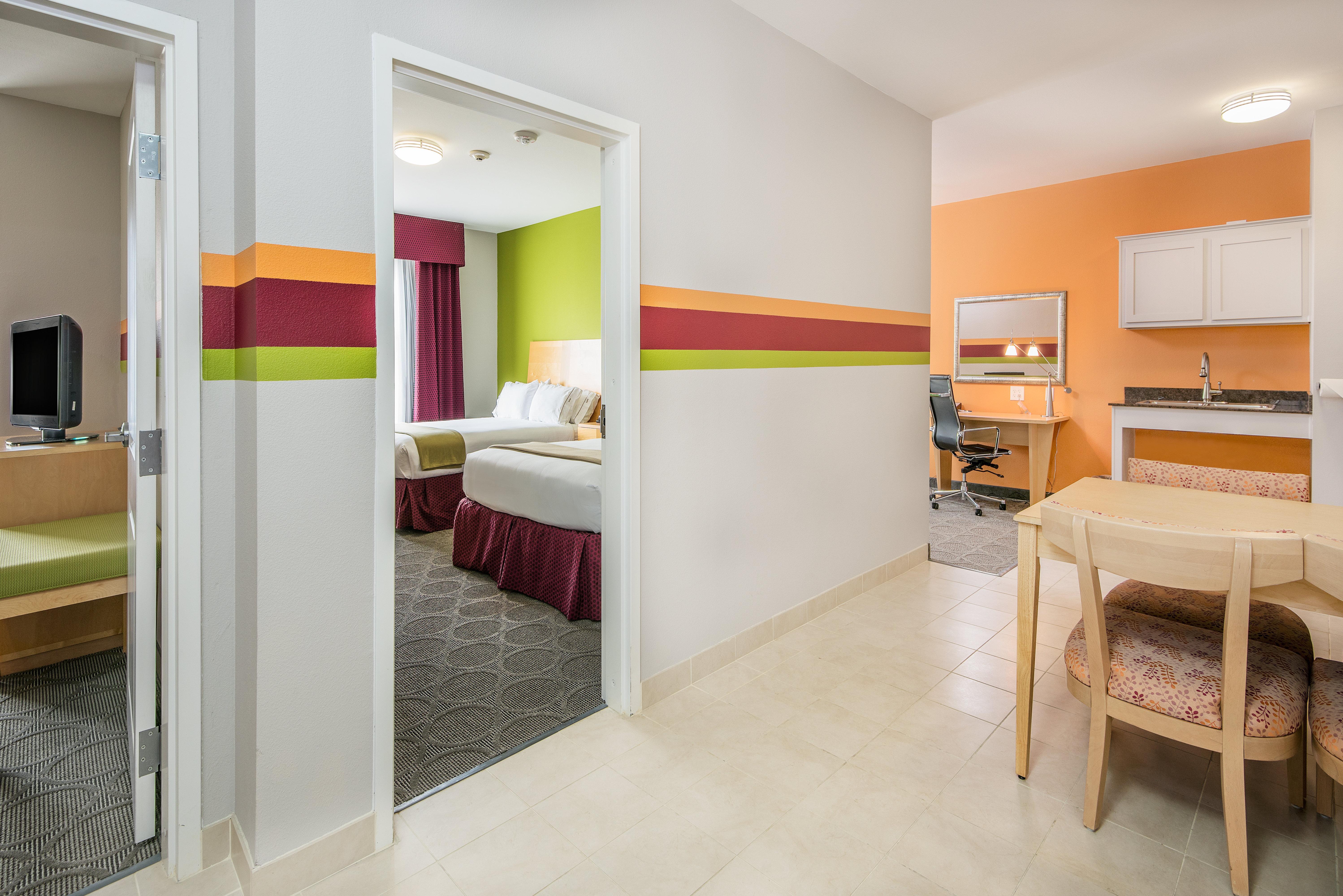 Holiday Inn Express Hotel & Suites Clute-Lake Jackson By Ihg Exterior photo