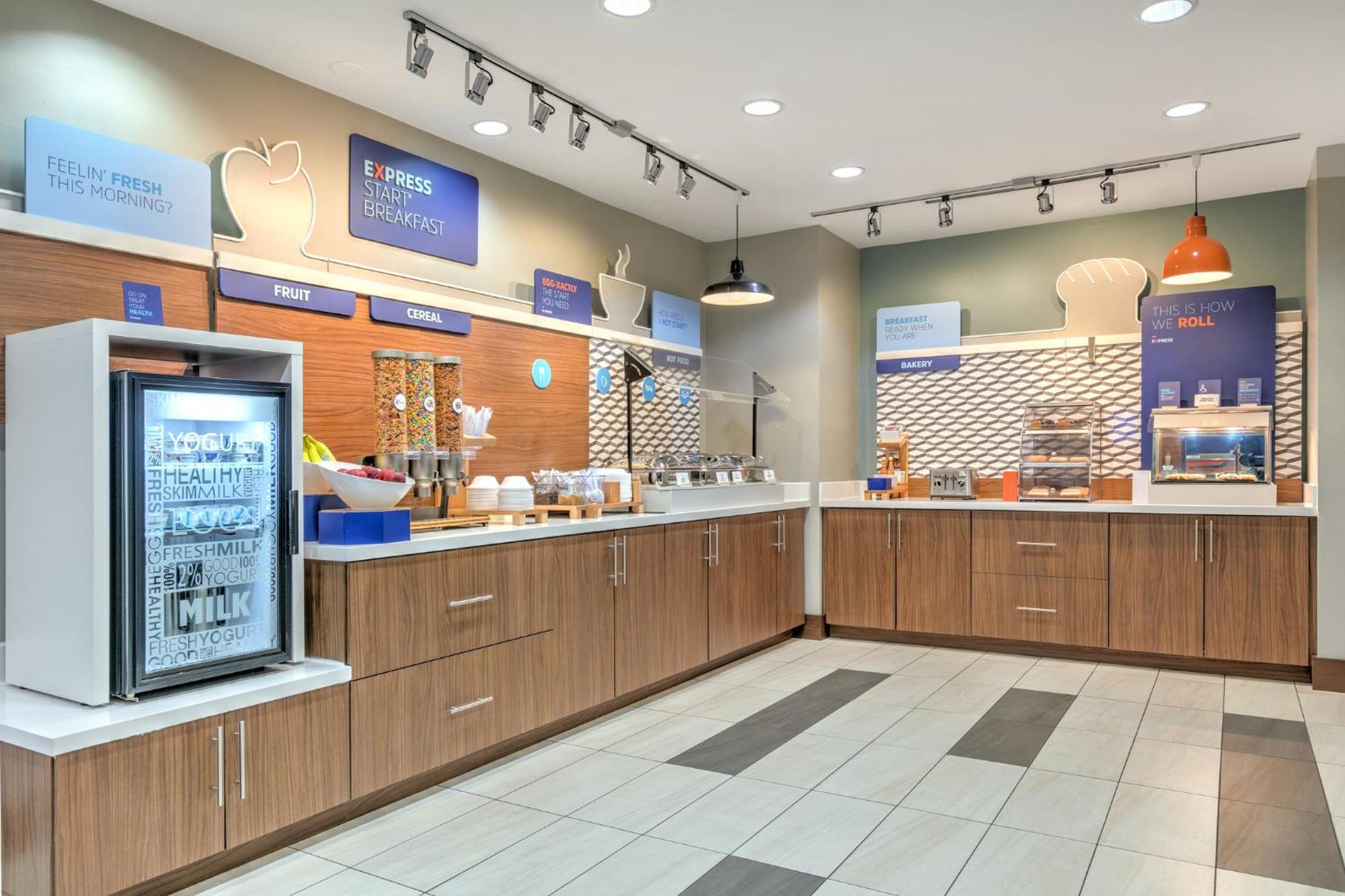 Holiday Inn Express Hotel & Suites Clute-Lake Jackson By Ihg Exterior photo