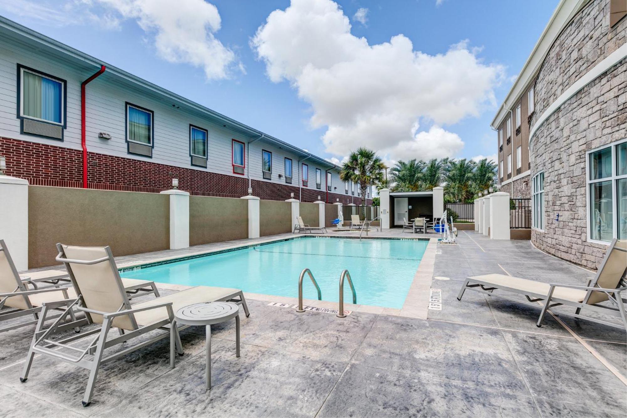 Holiday Inn Express Hotel & Suites Clute-Lake Jackson By Ihg Exterior photo
