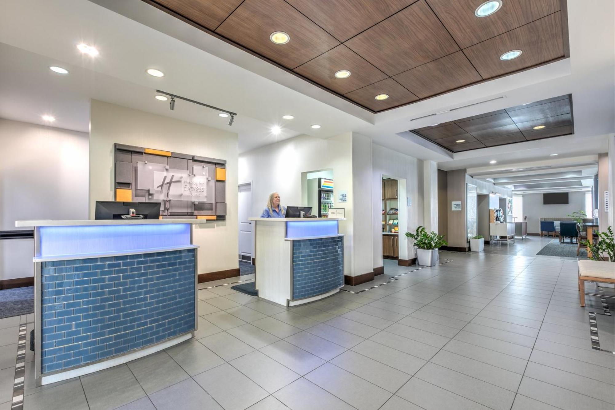 Holiday Inn Express Hotel & Suites Clute-Lake Jackson By Ihg Exterior photo