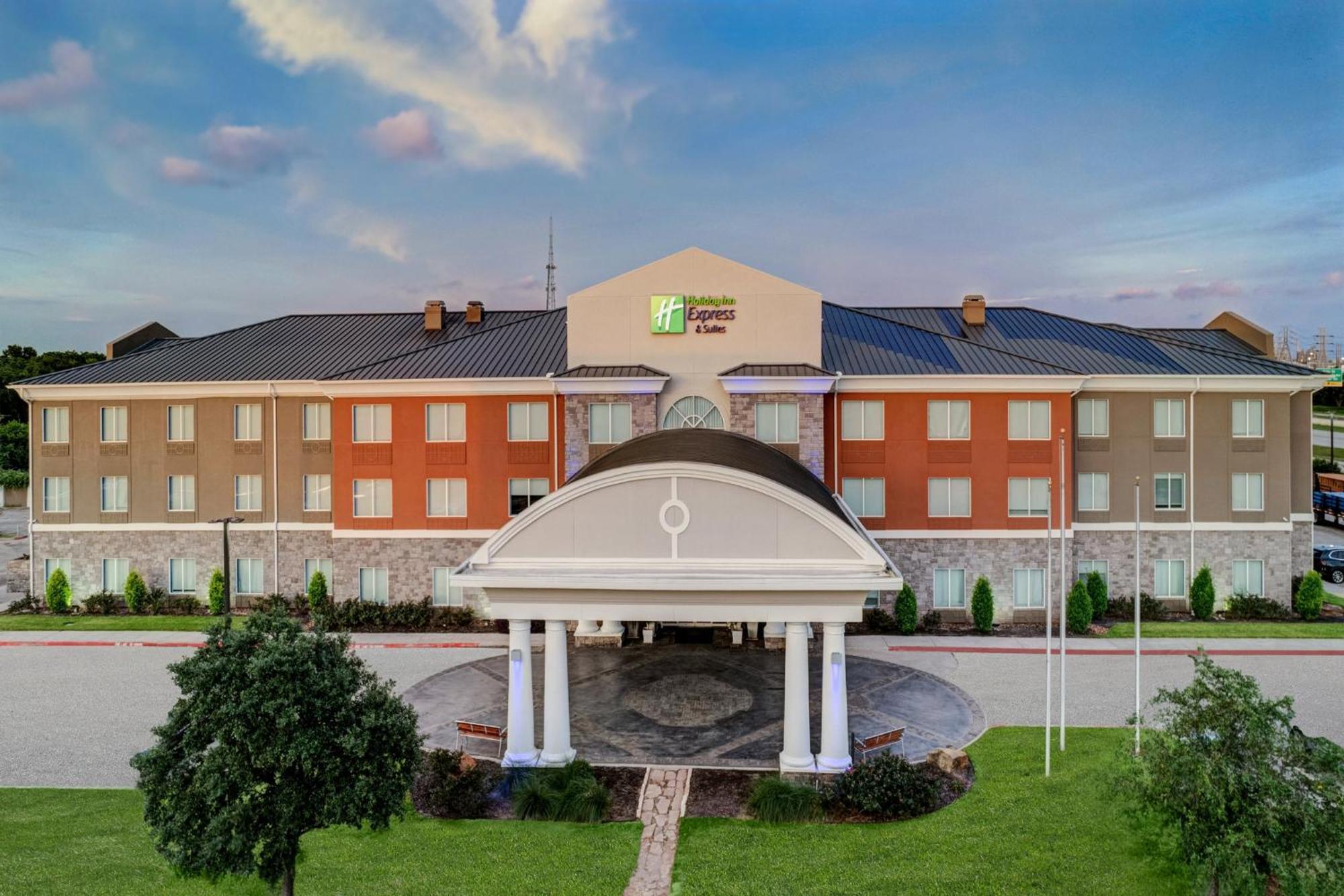 Holiday Inn Express Hotel & Suites Clute-Lake Jackson By Ihg Exterior photo