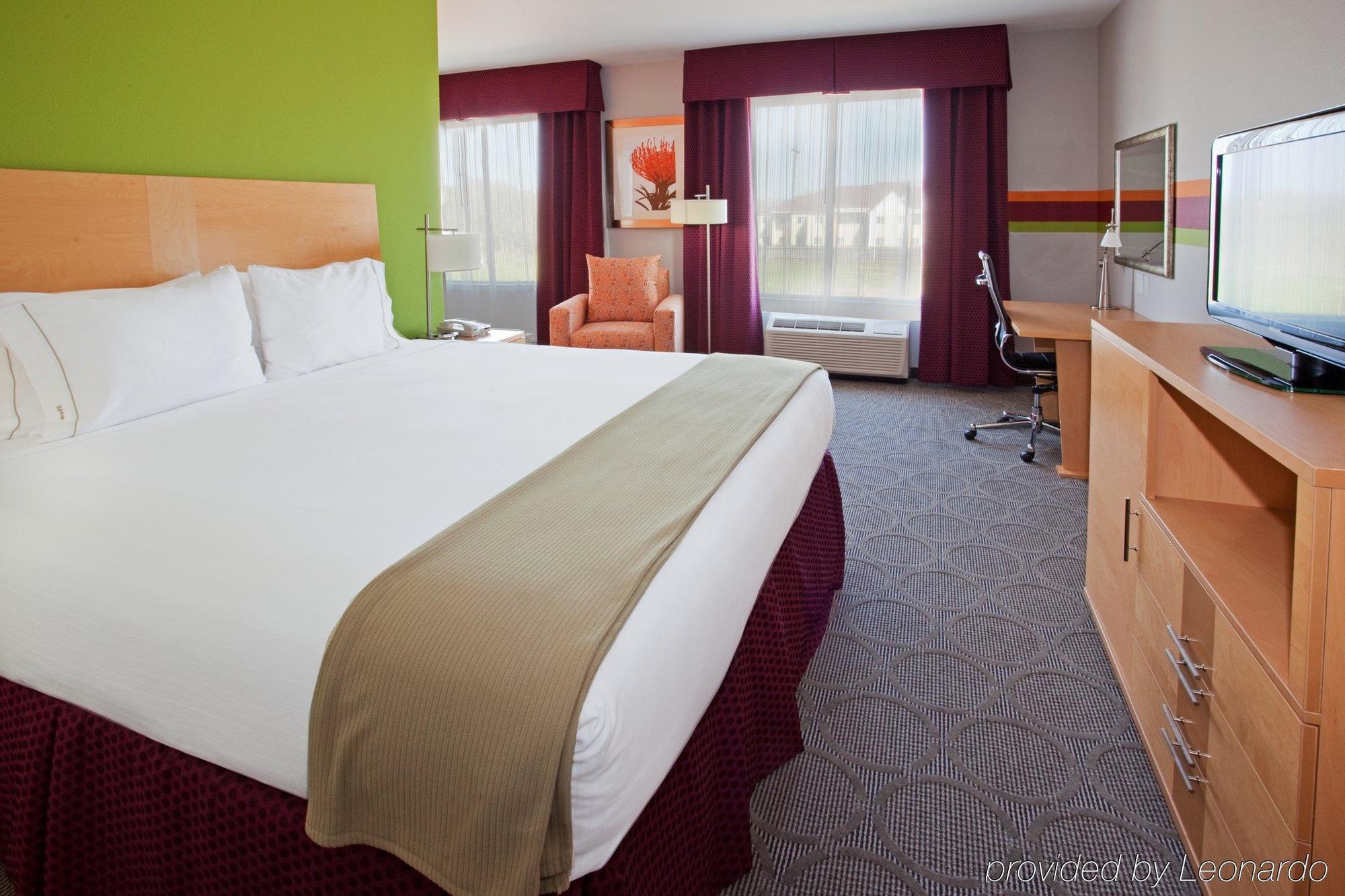 Holiday Inn Express Hotel & Suites Clute-Lake Jackson By Ihg Exterior photo
